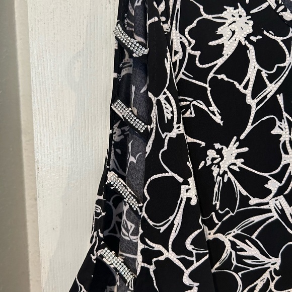 NWOT By Design Black and White Floral With Cut Out Sleeves - Picture 5 of 10